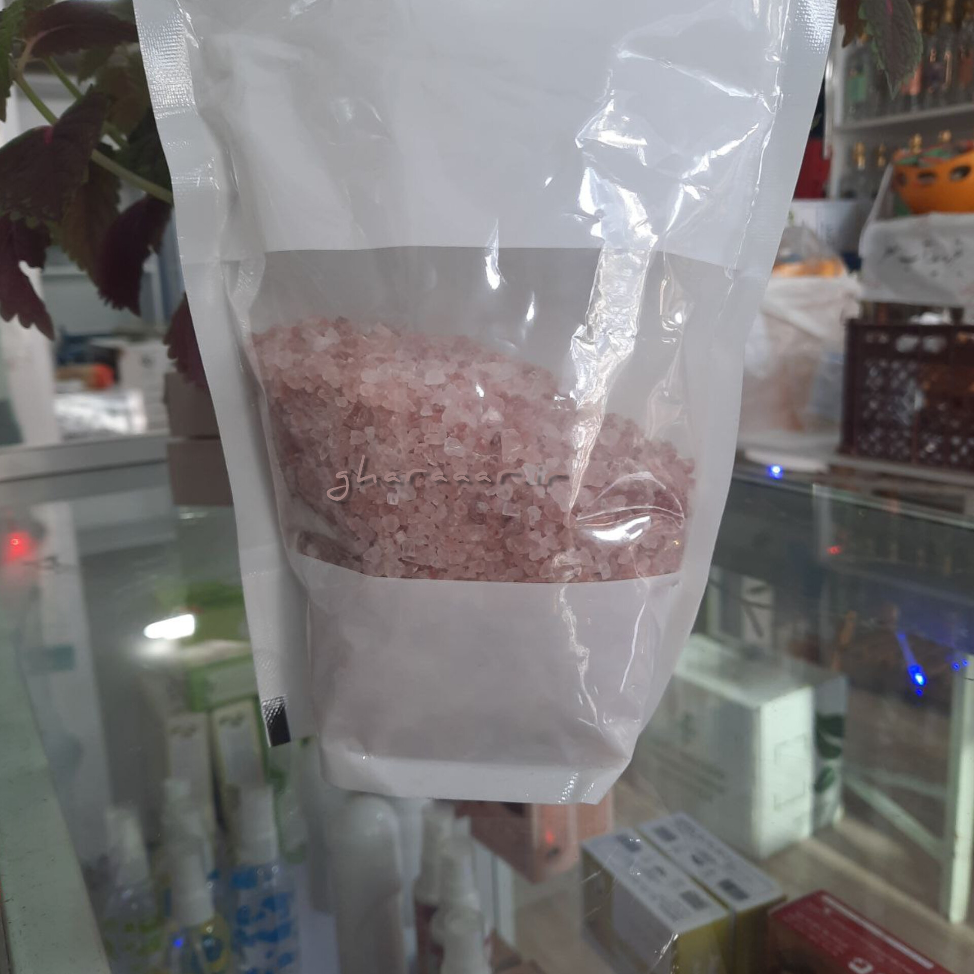 نمک صورتی خردشده بسته‌ای